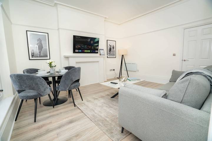 Holiday rental for 2 people, with balcony/terrace, child-friendly in Cheltenham