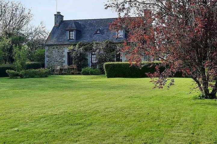 Gîte pour 8 personnes, avec jardin à Hengoat