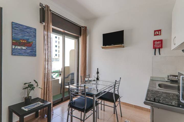 Apartamento entero, Apartamento "Beach Residence 12" con balcón, Wi-Fi y terraza compartida in Armação de Pêra (costa), Armação de Pera