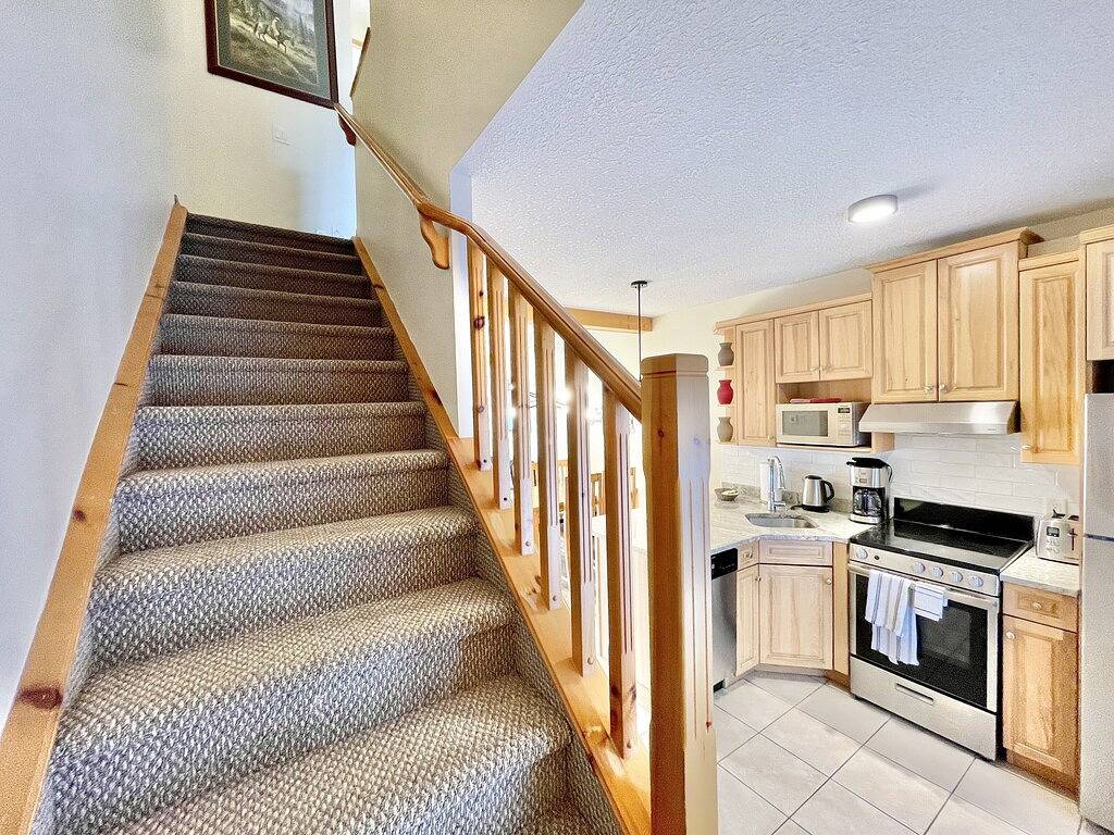 Two Storey Cozy Chalet W/2Br&2Ba Balcony Mountain Views/By Banff Gate / Sleep 6 in Banff-Nationalpark