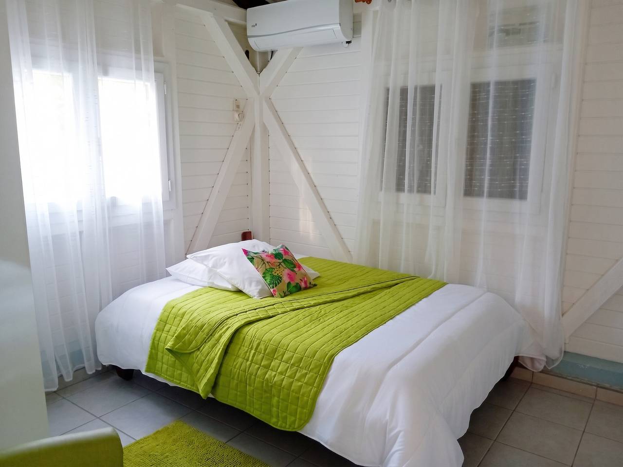 Acogedor Bungalow con Vista al Jardín en Les Abymes in Les Abymes, Guadalupe