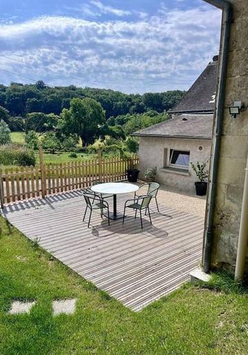 Gîte pour 4 personnes, avec terrasse ainsi que vue et jardin à Cravant-les-Côteaux