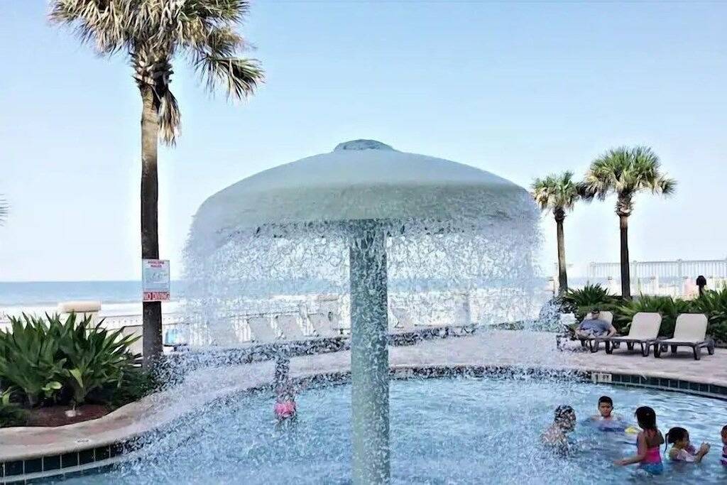 Ganze Wohnung, A breathtaking oceanfront studio w/ a private balcony in Daytona Beach, Florida