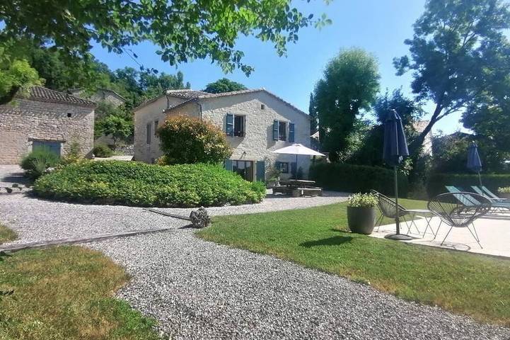Location de vacances pour 9 personnes, avec Terrasse et Jardin à Valprionde