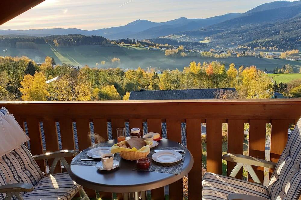 Entire apartment, Vacation apartment with a panoramic view, modern, by a golf course, wellness in Lam, Eastern Bavaria