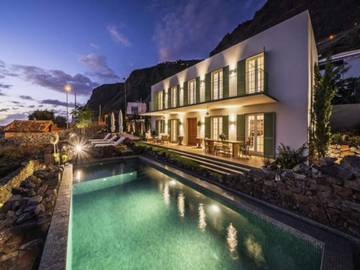 Gîte pour 6 personnes, avec piscine ainsi que terrasse et jardin à Paul Do Mar