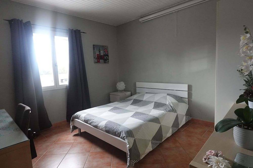 Family villa with pool in the heart of Provence. Sleeps 8. Sun and idleness in Besse-sur-Issole, Brignoles region