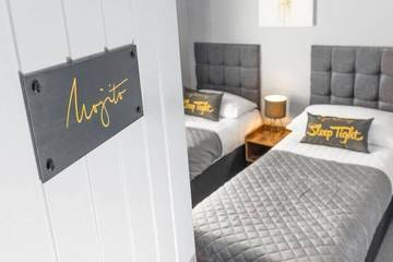 Apartment for 14 People in Chester, Cheshire, Photo 2