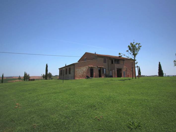 Agriturismo per 8 persone, con Terrazza e Giardino nonché Piscina a Asciano