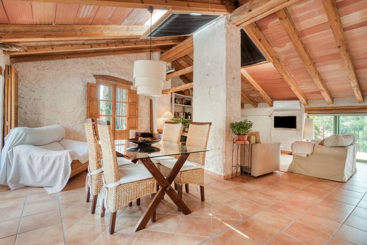 Casa de vacaciones 'Ca la Pasita 26' con piscina, vistas a la montaña y Wi-Fi in Vall de Gallinera, Interior de Alicante