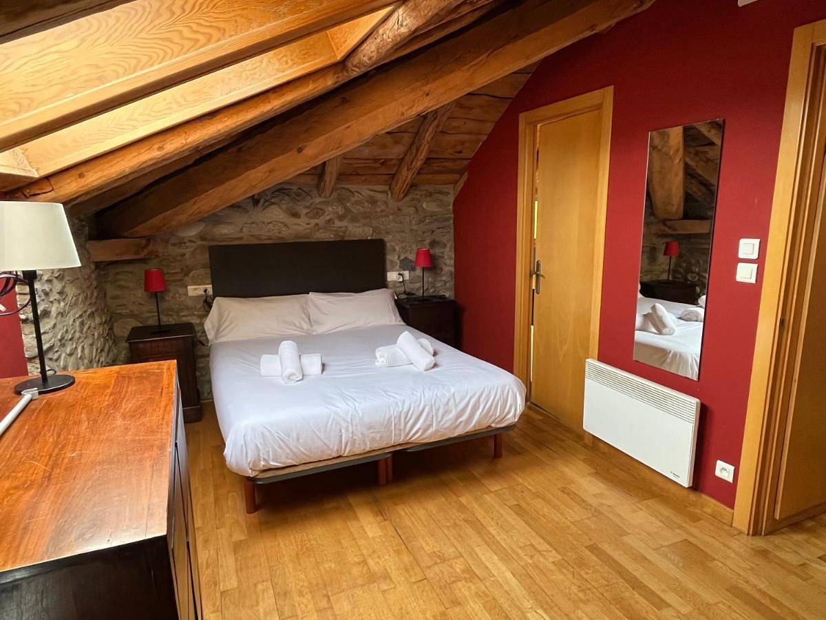 Casa de poble acollidora,amb llar de foc, in Bourg-Madame, Región de Prades (Francia)