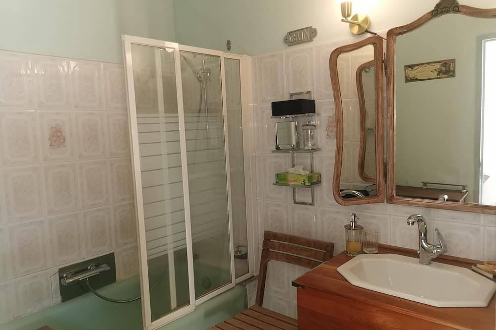 Appartement entier, 80M2 F3 2gd chs 1Gd Salon 1 cuisine tt aménager + lave linge, 1gd terrasse in Piana, Région d'Ajaccio