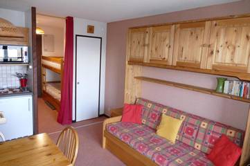 Gîte pour 4 personnes, avec vue ainsi que balcon et piscine à Auris