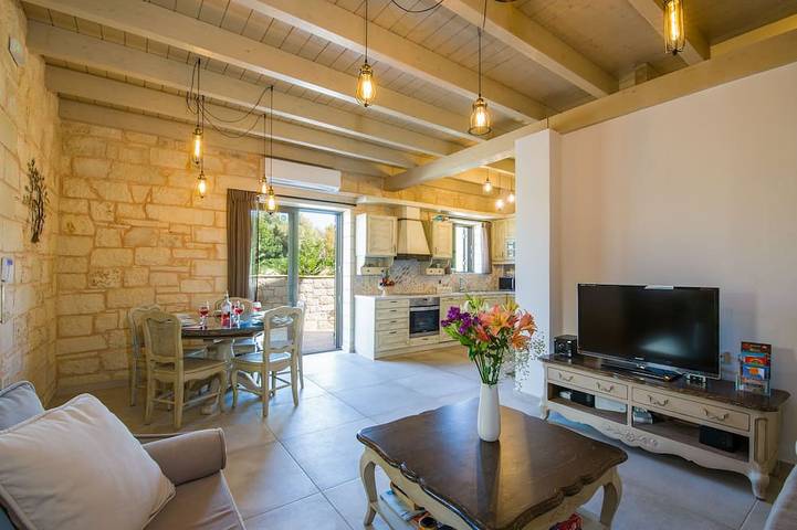 Villa för 8 Personer, med trädgård och balkong i Chania