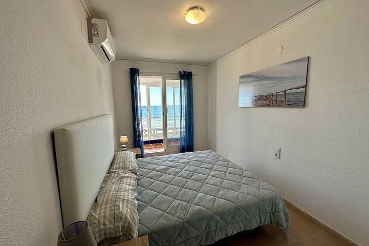 Breathtaking Beachfront House in Platja de les Palmeres (Sueca), Sueca