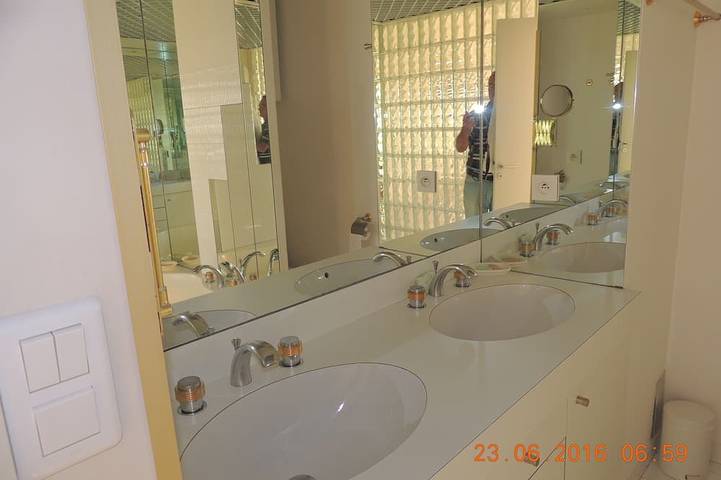 Entire apartment, Sea View Studio 35m2 - Private Parking - Tennis Pool - Park - Standing Residence in Vallauris, Mediterranean Coast (France)