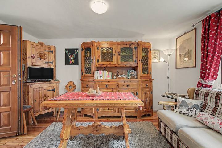 Entire apartment, Apartment 'A Casa Di Zia Renny' with Mountain View, Shared Garden and Wi-Fi in Châtillon (Village), Comune di Châtillon