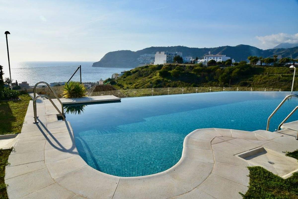 Casa Vacacional "La Reserva" con Piscina Compartida, Terraza y Wi-Fi in La Herradura, Almuñecar