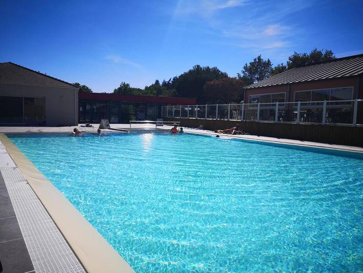 Location de vacances pour 6 personnes, avec jardin ainsi que jacuzzi et piscine à Chambretaud - 4