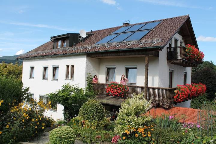 Pension für 2 Personen, mit Balkon/Terrasse und Terrasse sowie Garten und Pool in Grafenwiesen