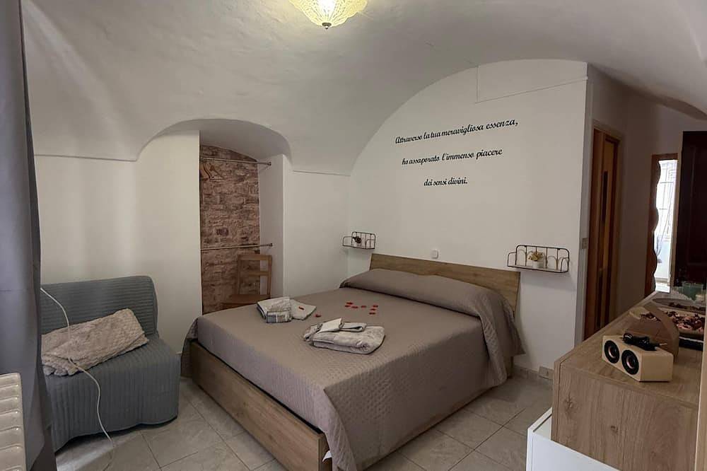 Entire apartment, New and bright apartment 100 meters from the central square, castle view in Dolceacqua, Ligurian Alps