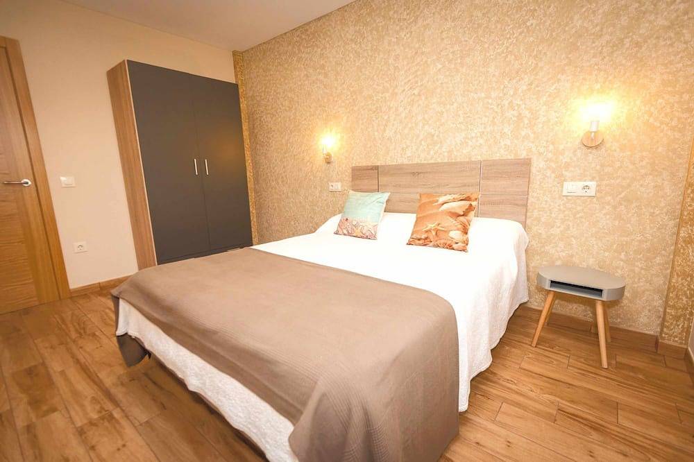 Apartamento entero, Apartamento 6: Tres dormitorios, porche y piscina in Tapia de Casariego, Costa Verde