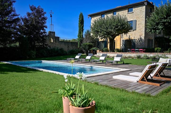 Location de vacances pour 2 personnes, avec piscine ainsi que vue et jardin dans Lozanne