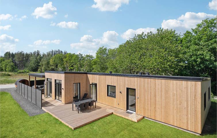 Ferieudlejning for 12 personer, med pool og sauna samt terrasse i Hune