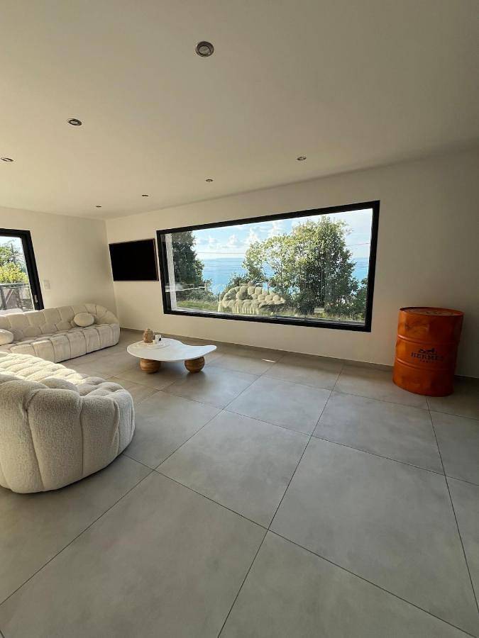 Villa pour 8 personnes, avec balcon et vue sur le lac ainsi que jardin et vue