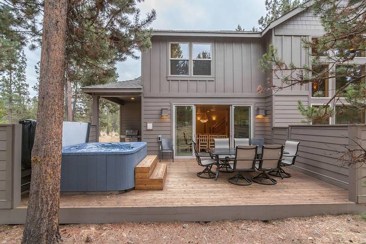 Vacation rental for 20 people, with hot tub and terrace as well as pool in Sunriver