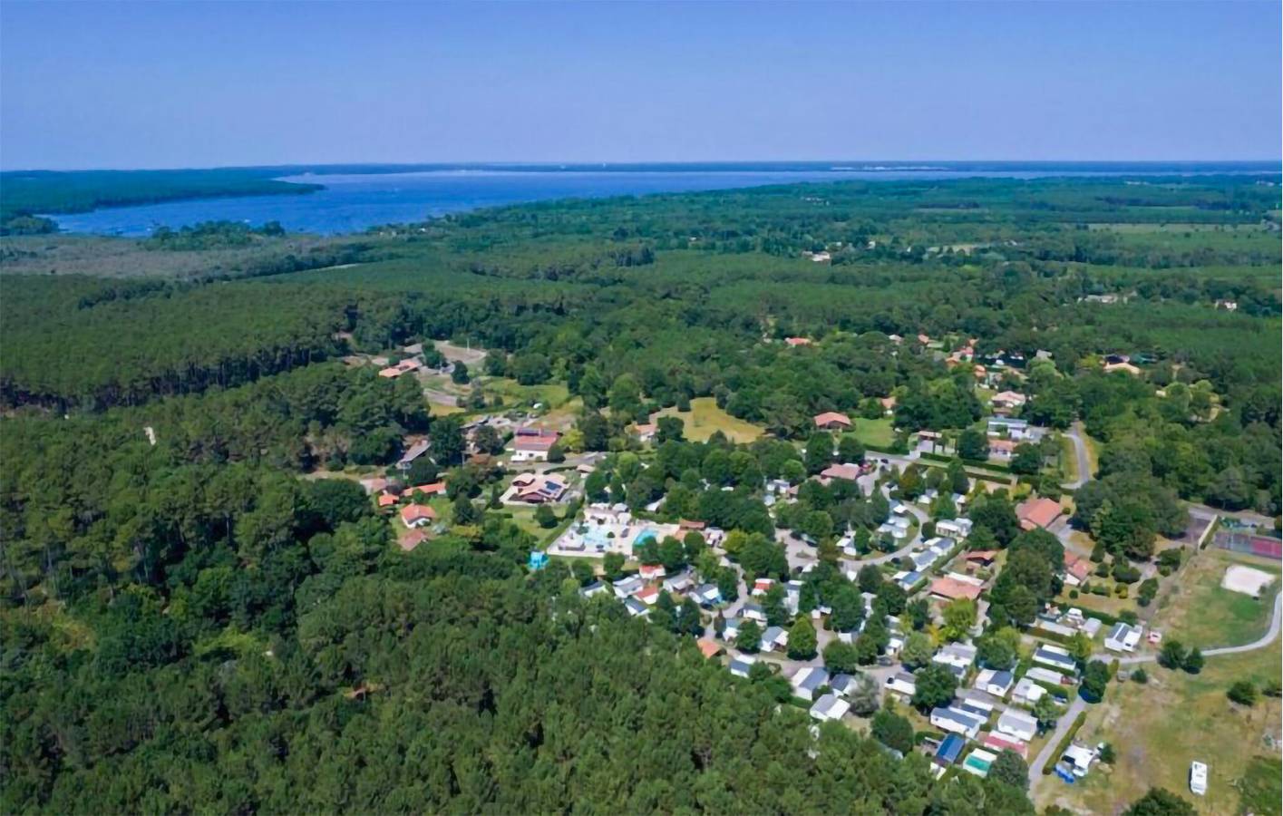 Entspannendes Mobilheim mit Pool, Garten und Zugang zum See – Etang de Biscarrosse in Sainte-Eulalie-en-Born, Côte d’Argent