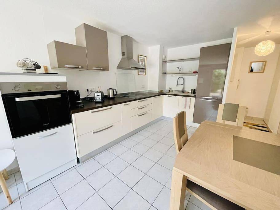 Appartement entier, One-Bedroom Apartment in Venelles, Région d'Aix-en-Provence