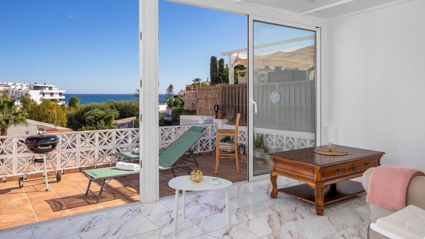 Apartamento para 2 personas, con piscina además de terraza y vistas al mar en Mijas Costa