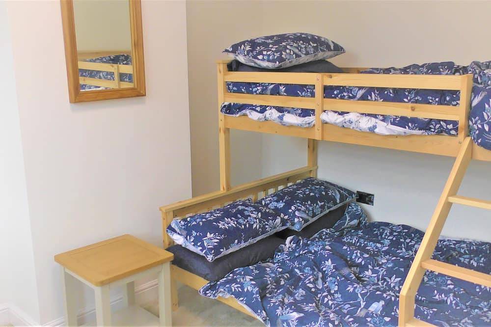 Luxury hi-spec large Victorian townhouse, sleeps 9.  Free wifi and feee parking. in Stafford, Staffordshire