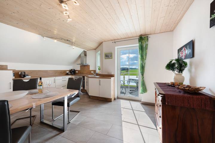 Ganze Wohnung, Gemütliche Ferienwohnung im Dachgeschoss "Vogelsang" mit Bergblick, Wlan & Balkon in Herdwangen-Schönach, Region Bodensee-Oberschwaben