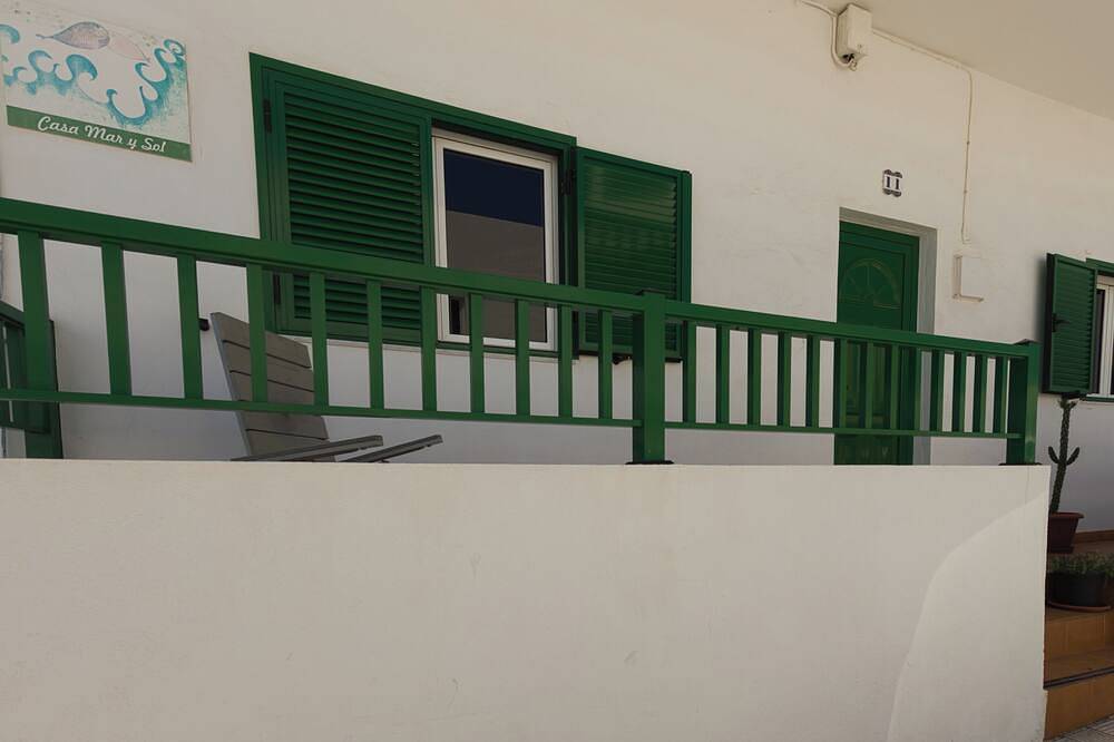 Casa Marysol Tamaduste 12m from the Sea, Terrace & Bbq in Tamaduste, Valverde