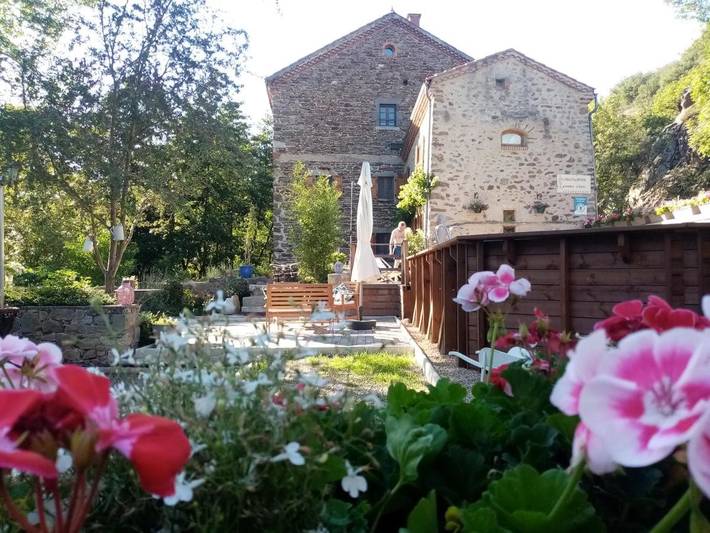Chambre d’hôte pour 4 personnes, avec Terrasse et Jardin ainsi que Piscine et Vue