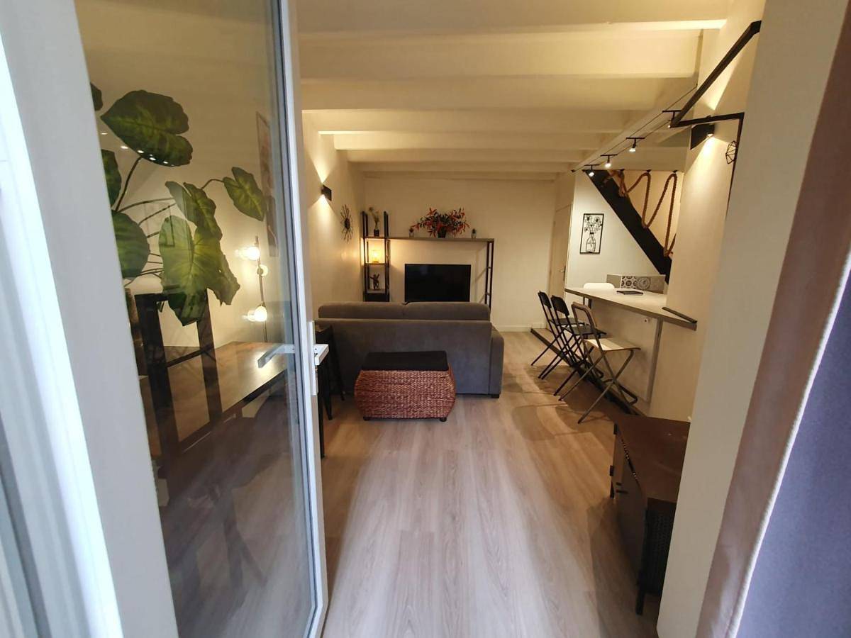 Appartement entier, Two-Bedroom Apartment with Terrace in Saint-Genis-Laval, Lyon et ses environs