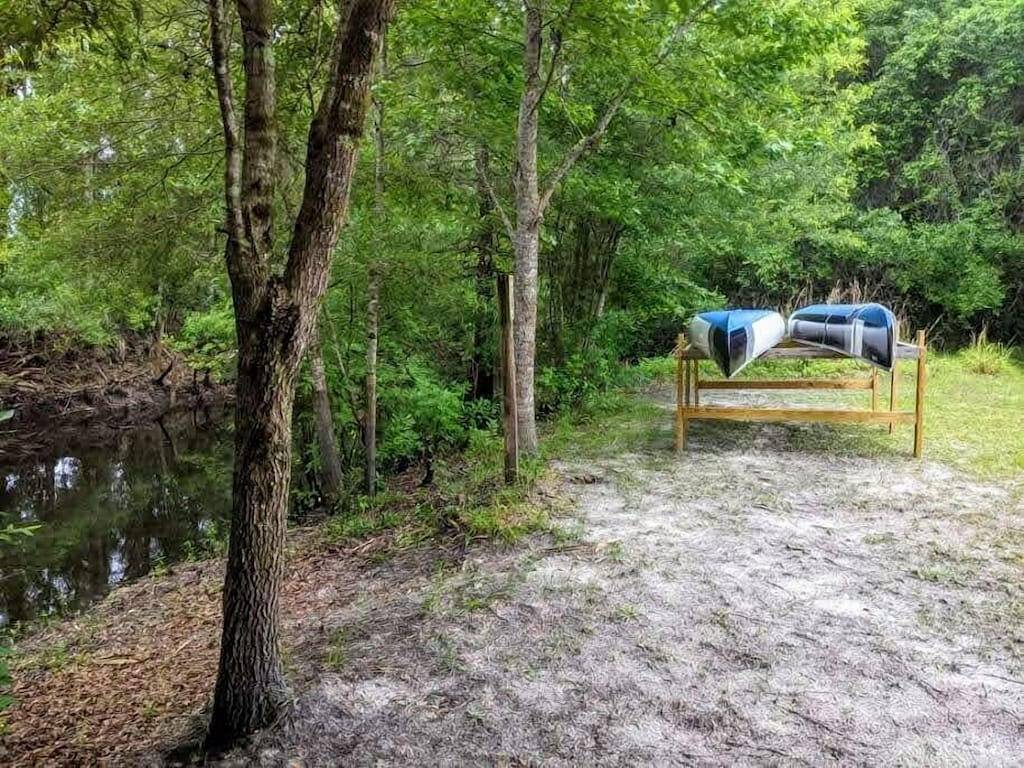 Diese Kabine ist ein 3 Schlafzimmer, 1 Badezimmer und befindet sich in Hernando, Fl. in Citrus County