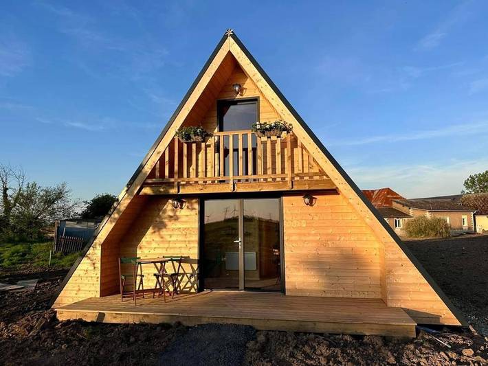Location de vacances pour 2 personnes, avec Terrasse ainsi que Jardin et Vue dans Saint-Rémy-Boscrocourt