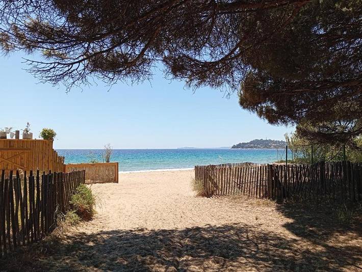 Camping pour 4 personnes, avec Jacuzzi et Terrasse ainsi que Jardin et Piscine
