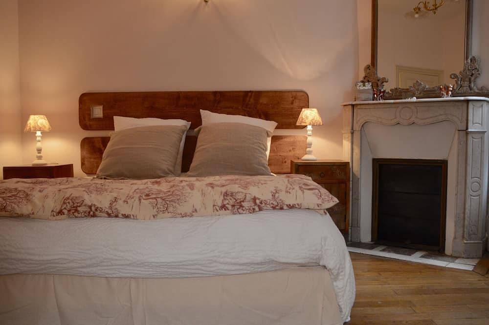 Estancia en una casa histórica escocesa con sala de juegos, hogar familiar del siglo 19 in Aubigny-sur-Nère, Sologne