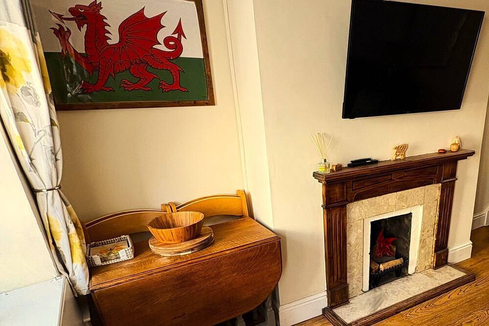 Traditional 2 bed 18th Century Cosy Welsh Cottage. Pet Friendly! in Brecon, Brecon Beacons