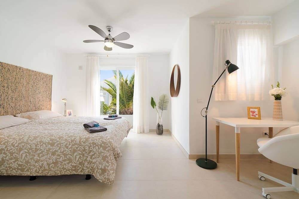 Luxurious A2 in a small complex with communal heated pool 100m from the sea in Charco del Palo, Haría