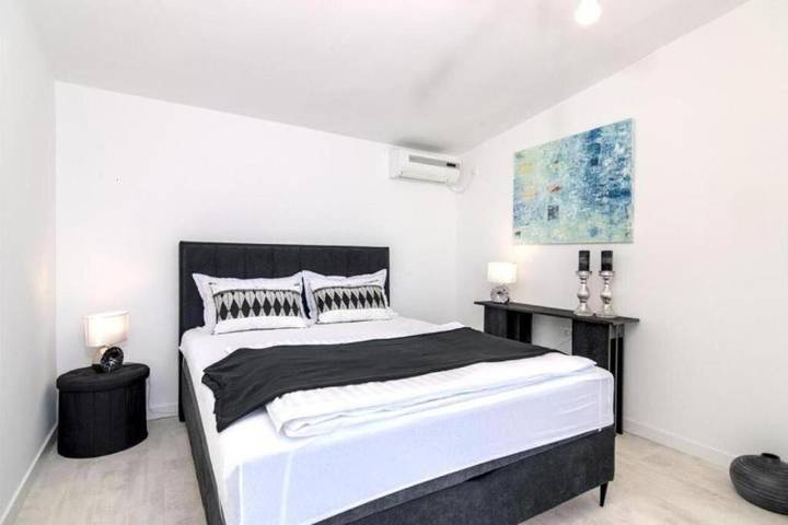 Villa pour 4 personnes, avec Balcon et Jacuzzi ainsi que Terrasse et Jardin à Punat - 3