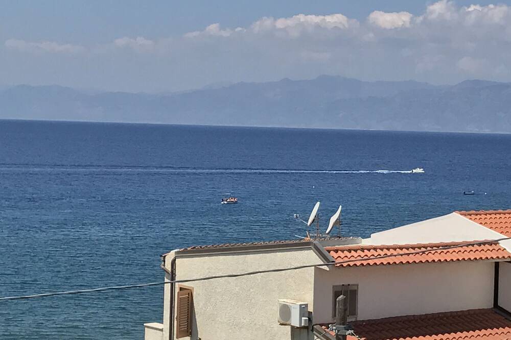 Entire apartment, Sea Terrace in Motta San Giovanni, Tyrrhenian Coast Kalabria