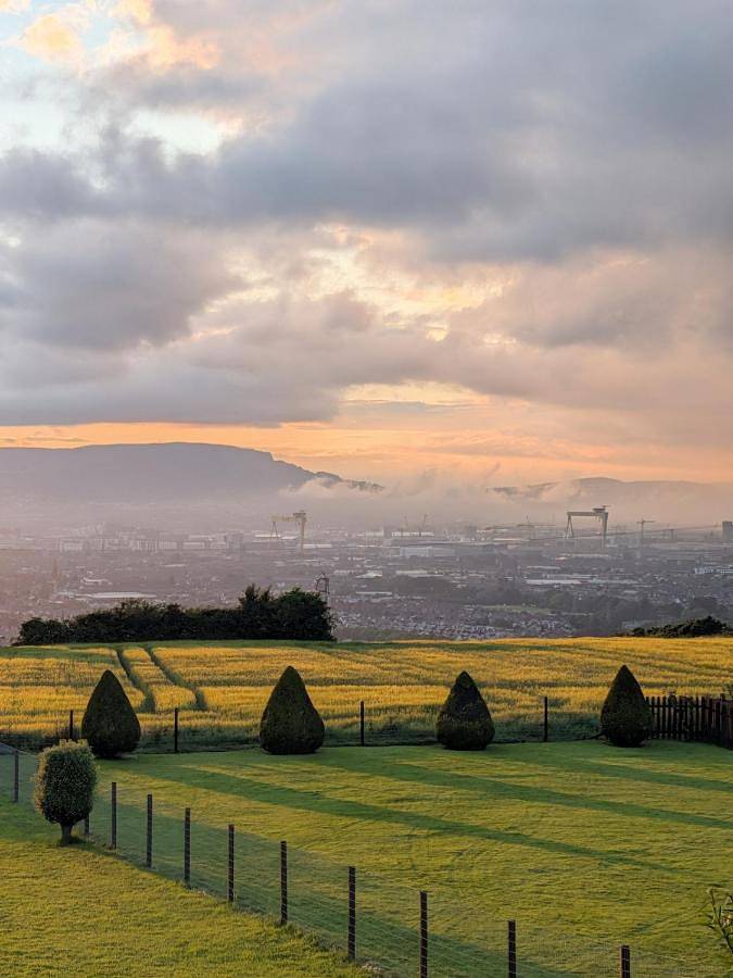 Vacation rental for 4 people, with Terrace and Yard as well as Lake view and View in Belfast