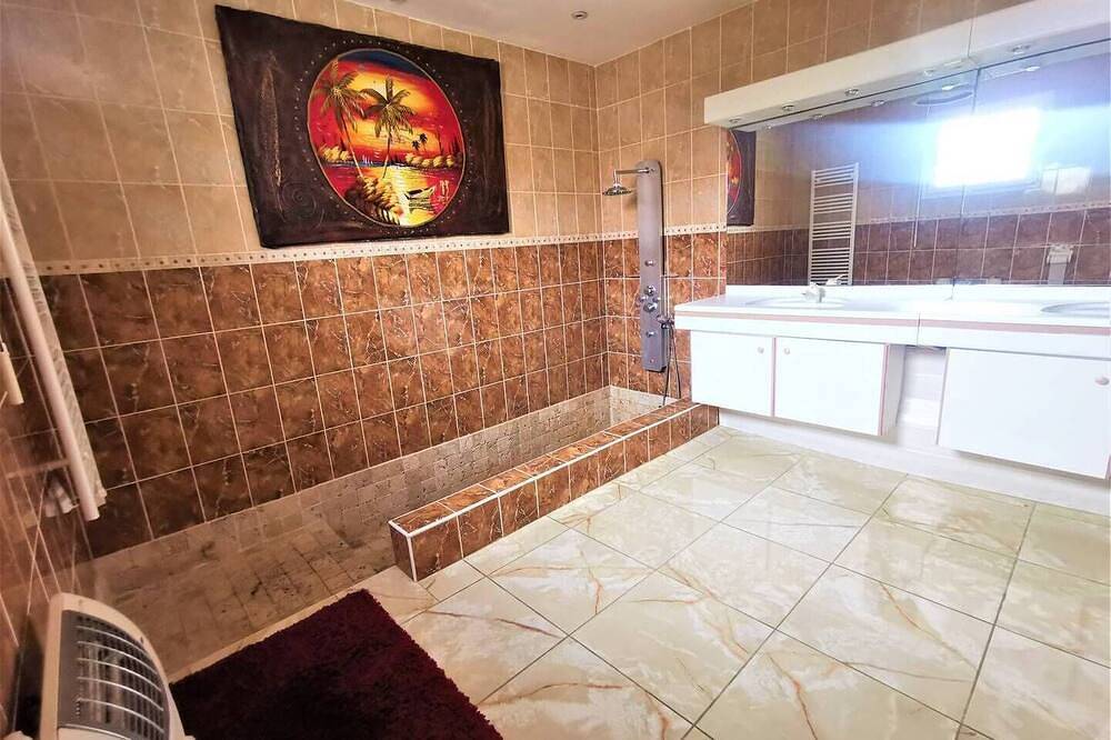 Beautiful air-conditioned villa with all comforts, private swimming pool with cascading rock,... in Elne, Côte d'Améthyste