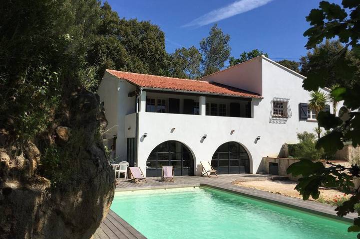 Location de vacances pour 8 personnes, avec jardin à Le Revest-les-Eaux