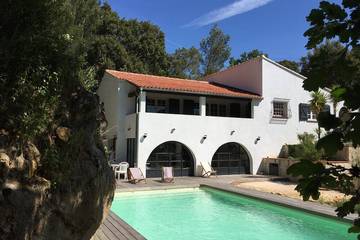 Location de vacances pour 8 personnes, avec jardin à Le Revest-les-Eaux